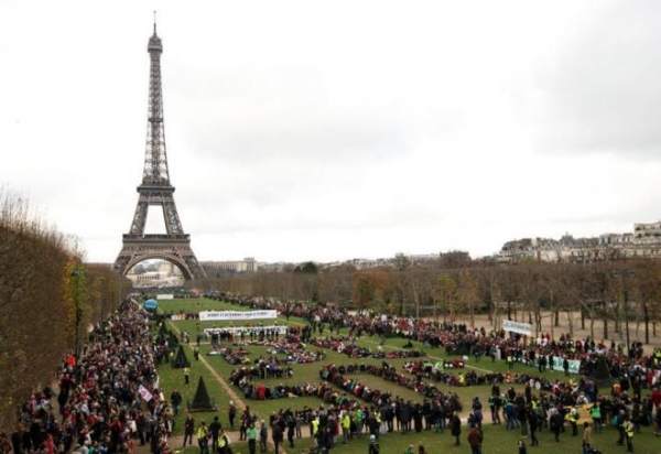 Manifestación ecologista junto a la Torre Eiffel para pedir un acuerdo contra el cambio climático. EFE