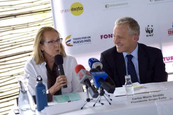 Mary Lou Higgins, directora de WWF-Colombia, y Carlos Mario Giraldo, presidente del Grupo Éxito, durante el lanzamiento de &quot;Limpiemos Colombia&quot; 