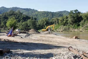 Transporte y extracción de arena en Laos